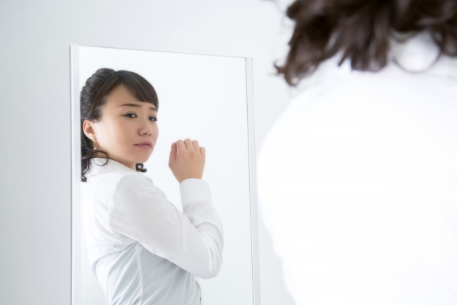 姿勢の悪さが気になる女性